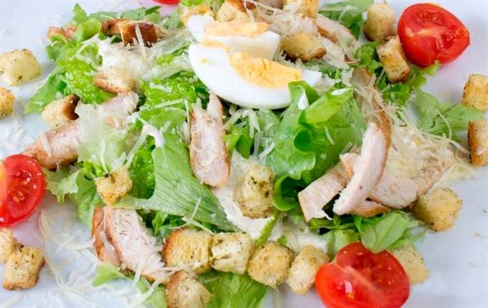 Салат цезар з куркою і сухариками та сиром і пекінською капустою твердого сиру, - 150 грамів